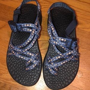 Women’s Chacos Size 6